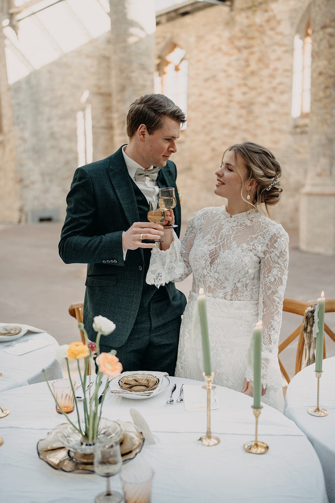 Bruid met elegante updo en haaraccessoire, proost