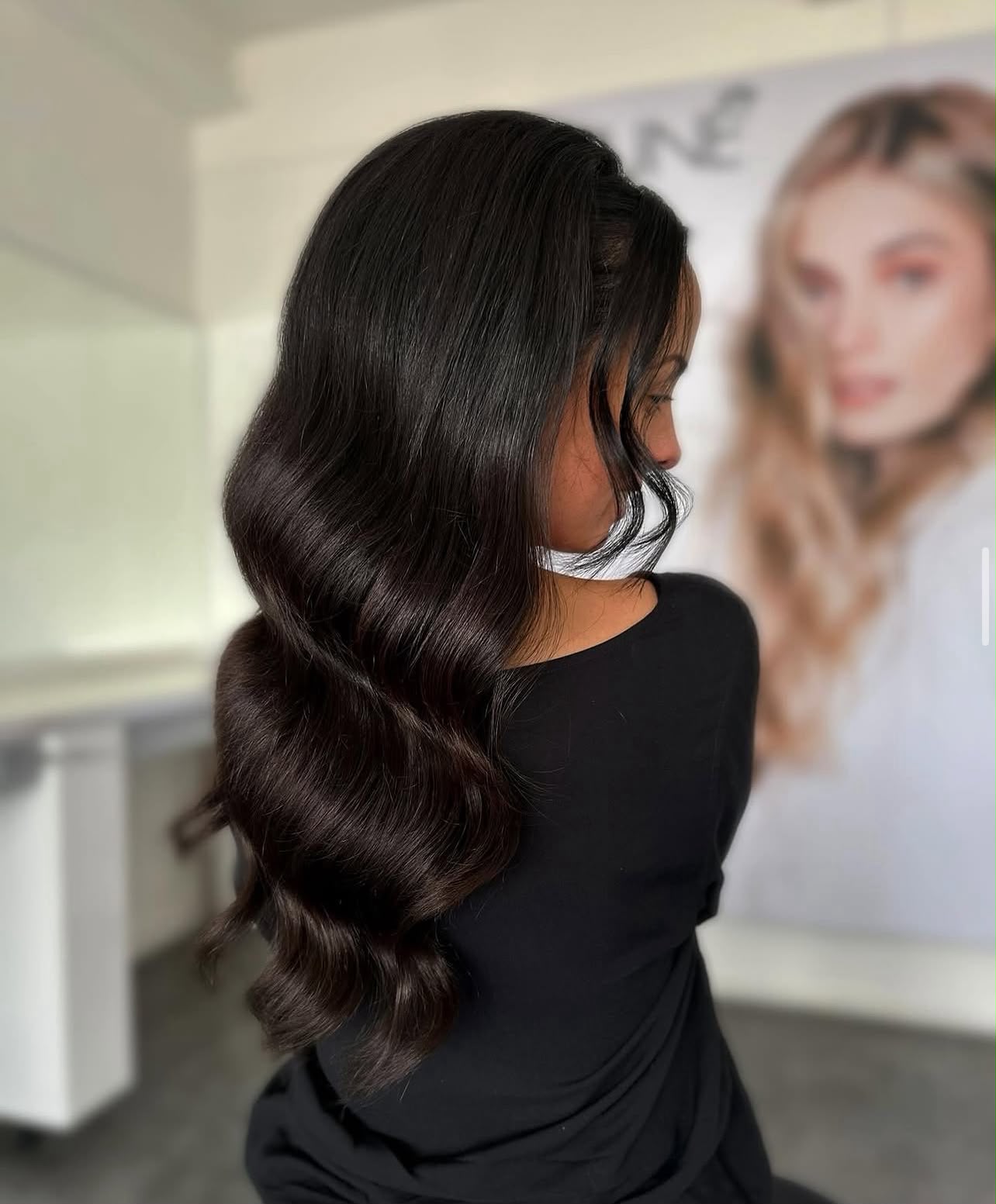 Glossy Hollywood waves op donker haar, editorial bridal look