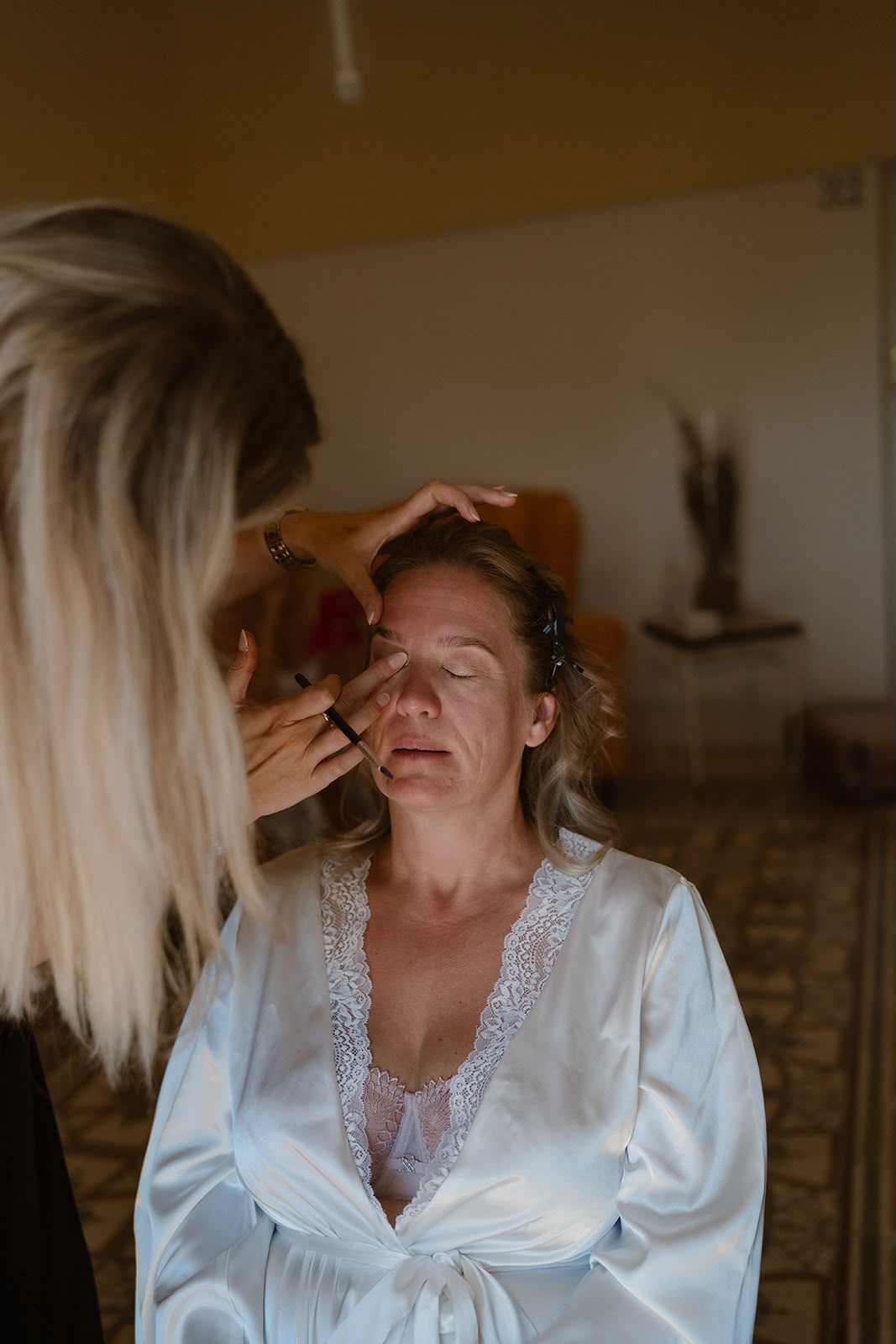 Soft glam bridal make-up, oogschaduw applicatie