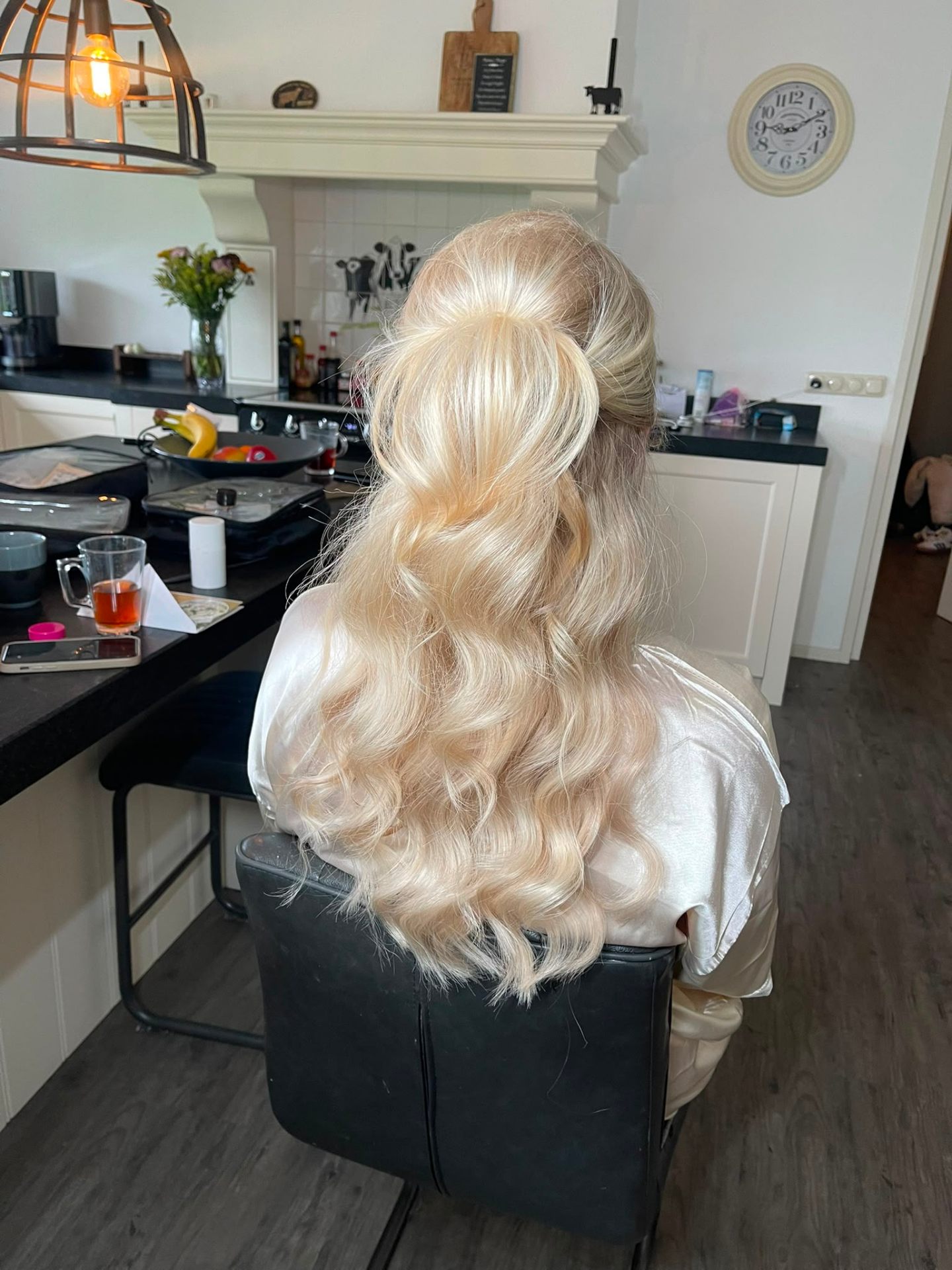 Voluminous half-up bridal hair met blonde curls