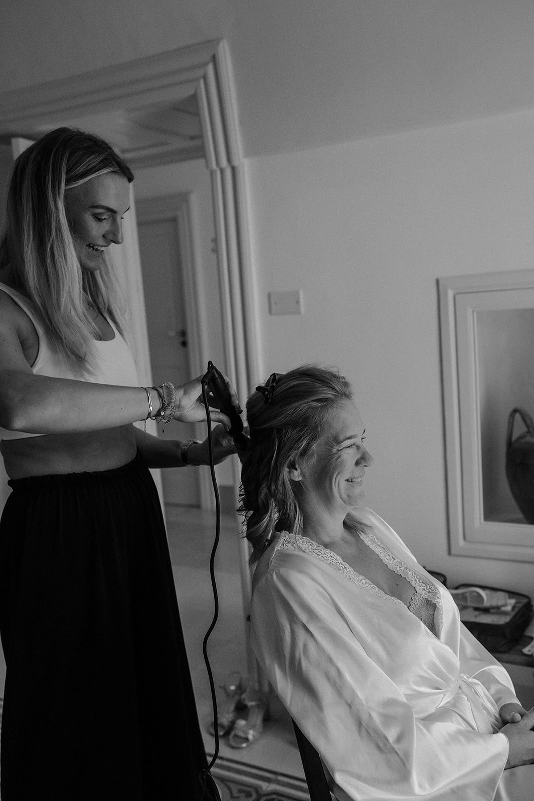 Quinty aan het werk, bridal hair in zwart-wit