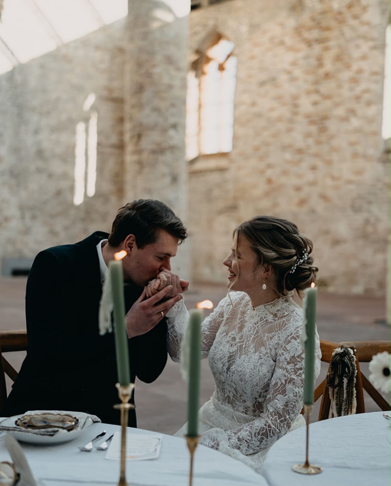Intiem moment aan de bruidstafel, soft updo