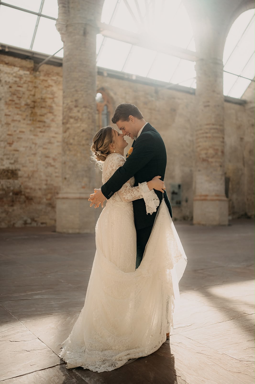 First dance in lichtrijke kapel