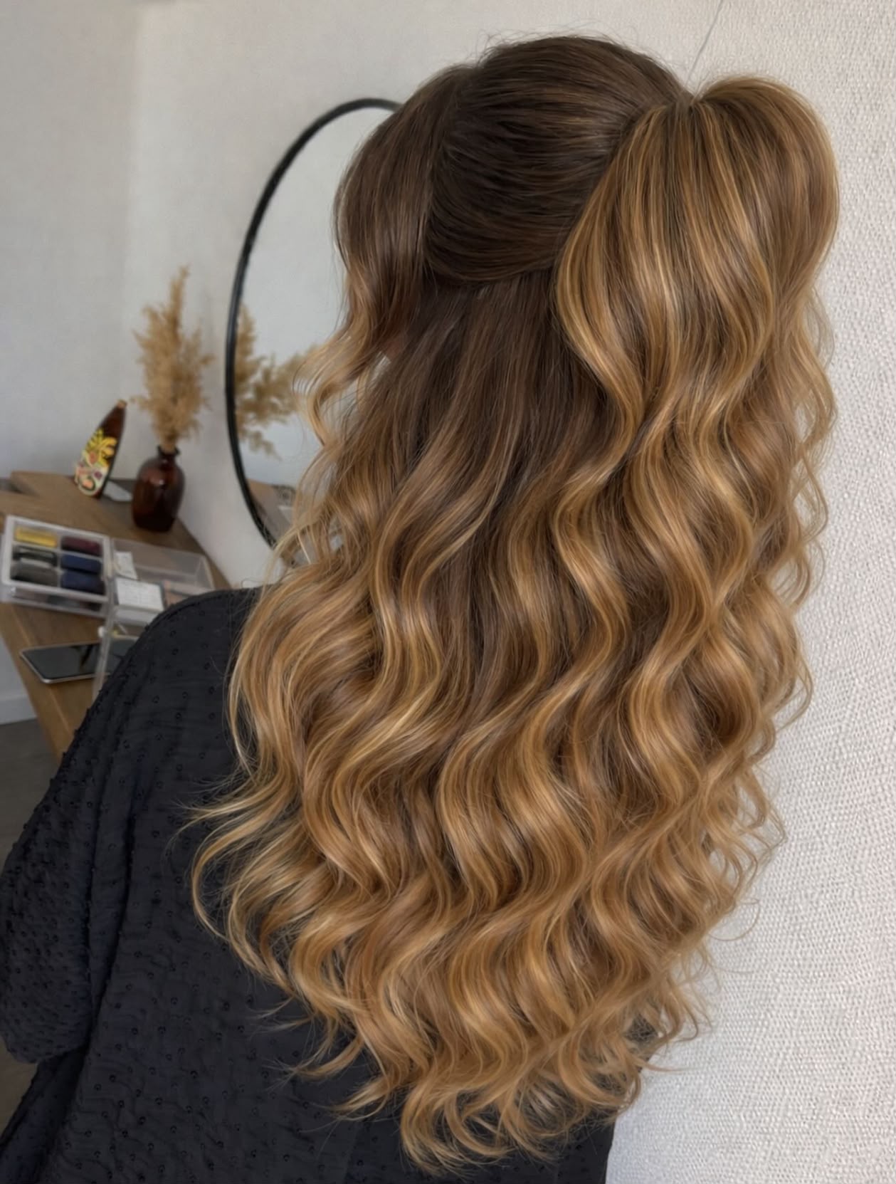 Half-up styling met lange Hollywood waves en highlights