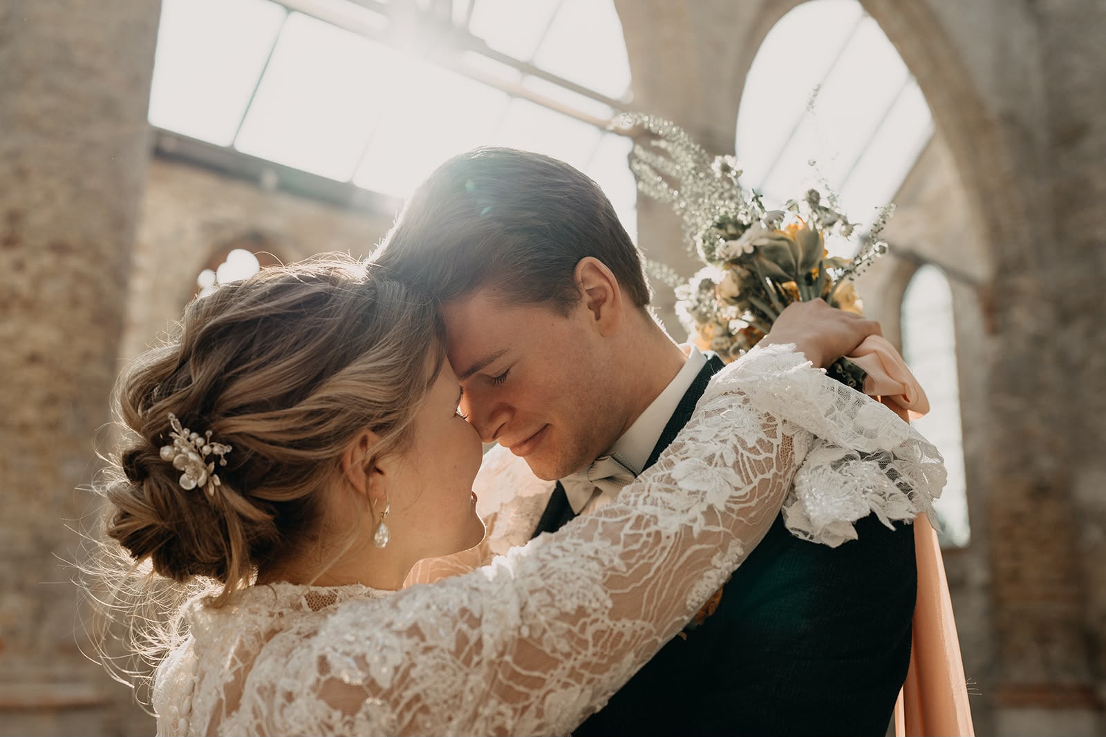 Bruidspaar in intieme omhelzing, romantische bridal updo